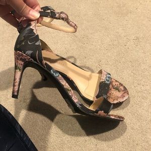 Adorable floral heels! Worn twice!